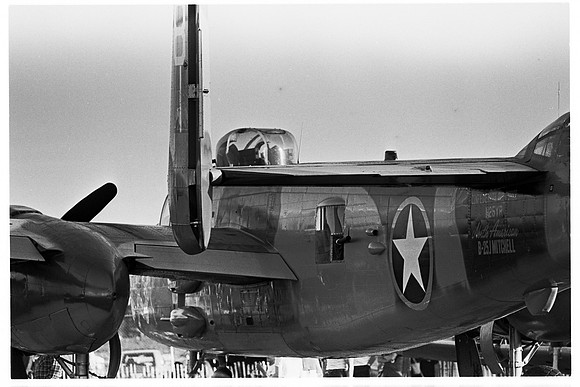 1054.b01 B-25 Mitchell port side tail
