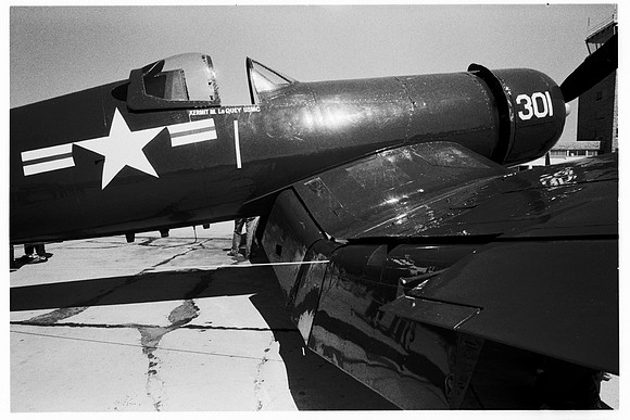 d1071.34 F4U starboard side wing