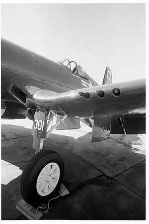 d1071.38 F4U Corsair, port side landing gear