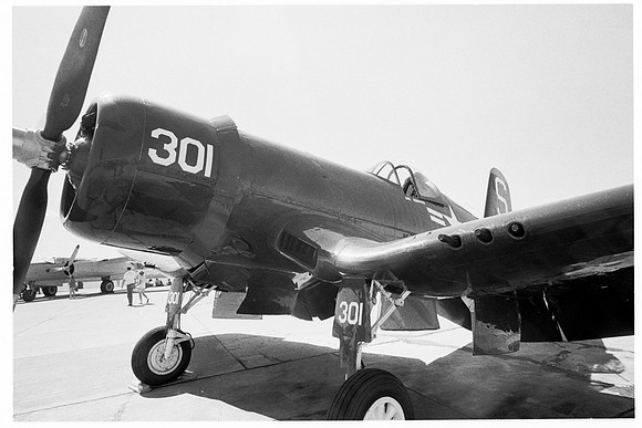 d1071.39 F4U Corsair, port side nose