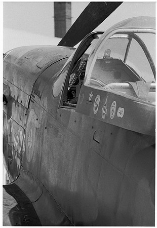 e1072.a06 P-51 port cockpit