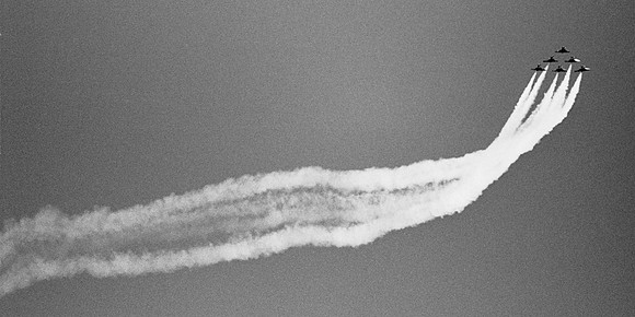h35 Blue Angels A-6 6-plane roll