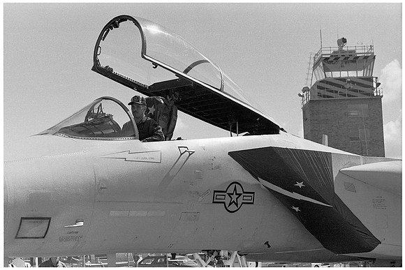 1092.35 F-15 Eagle pilot in cockpit port side