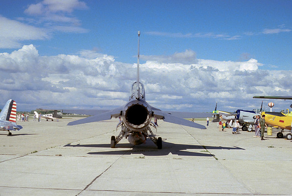 19a F-16A Falcon exhaust