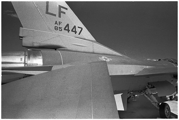 1086.20 F-16 Tail starboard side
