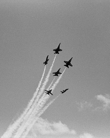 1088.16 Blue Angels FA-18 delta break