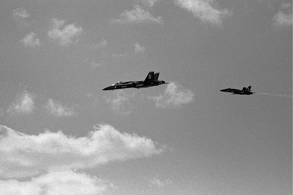 1088.21 Blue Angels FA-18 solos crossing