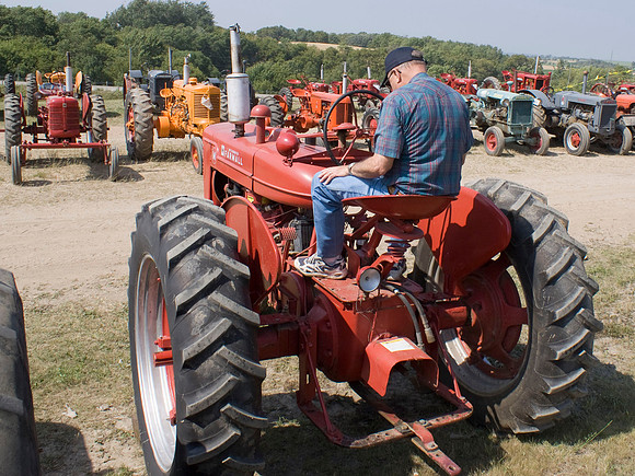 IH McCormick Farmall M Back