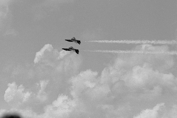 e33 Blue Angels Solos roll