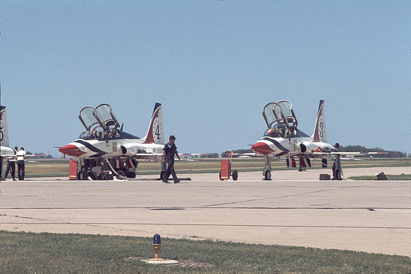 r05 Thunderbirds flightline