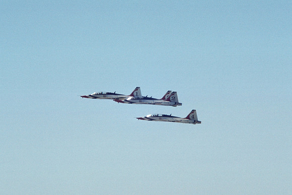r20 Thunderbirds flyby