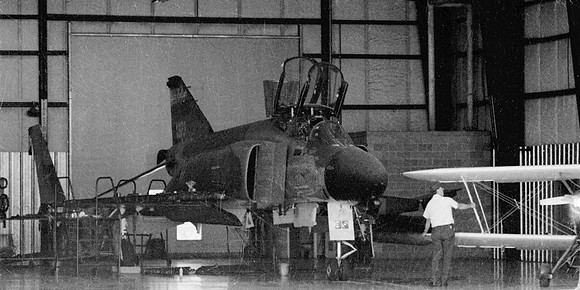 c09bw F-4 in hanger