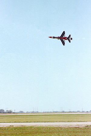 b05 Thunderbird solo knife edge pass