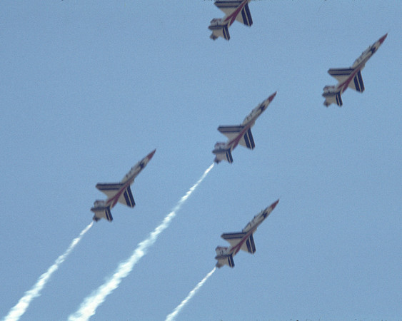s09 Thunderbirds climb blur