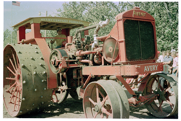 17 Avery tractor in parade