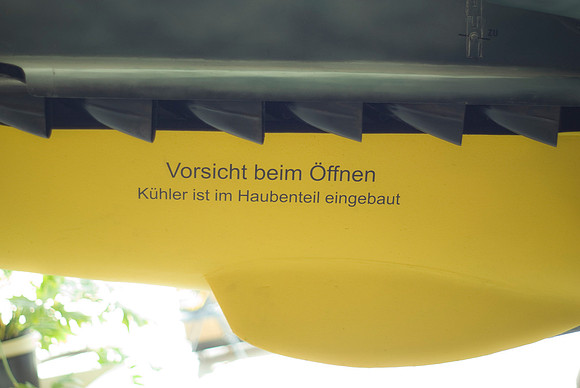 Vorsicht beim Offnen, Kuhler ist im Haubenteil eingebaut